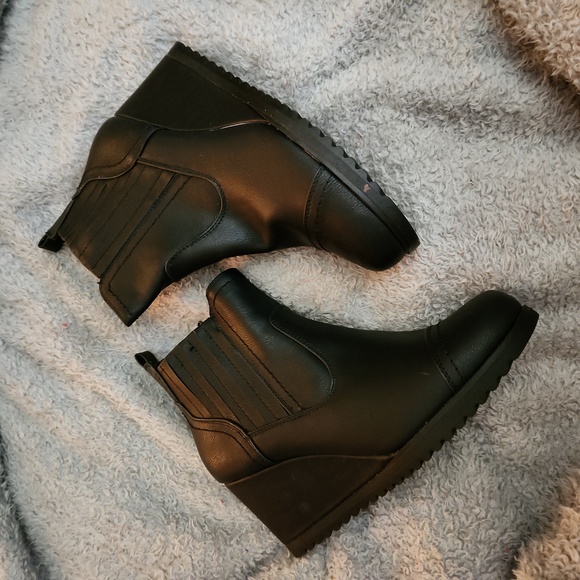 KHOMBU Size 10 M Black Vegan Leather Wedge Booties NWT - Picture 2 of 6